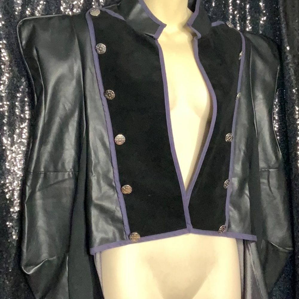 Perfect little ringmaster number - Picture 2 of 8